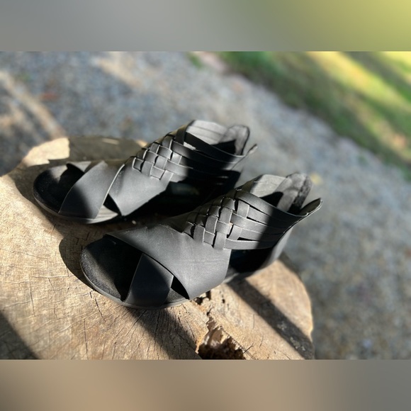 Black sandals size 8 - Picture 3 of 4